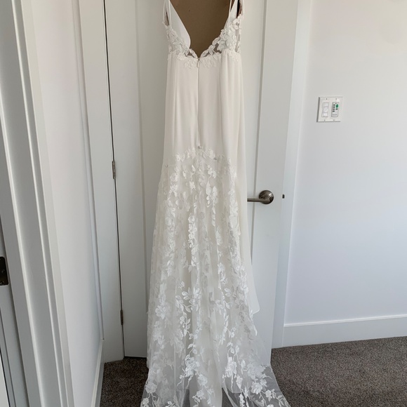 Paloma Blanca 5004 Wedding Dress - Picture 2 of 9